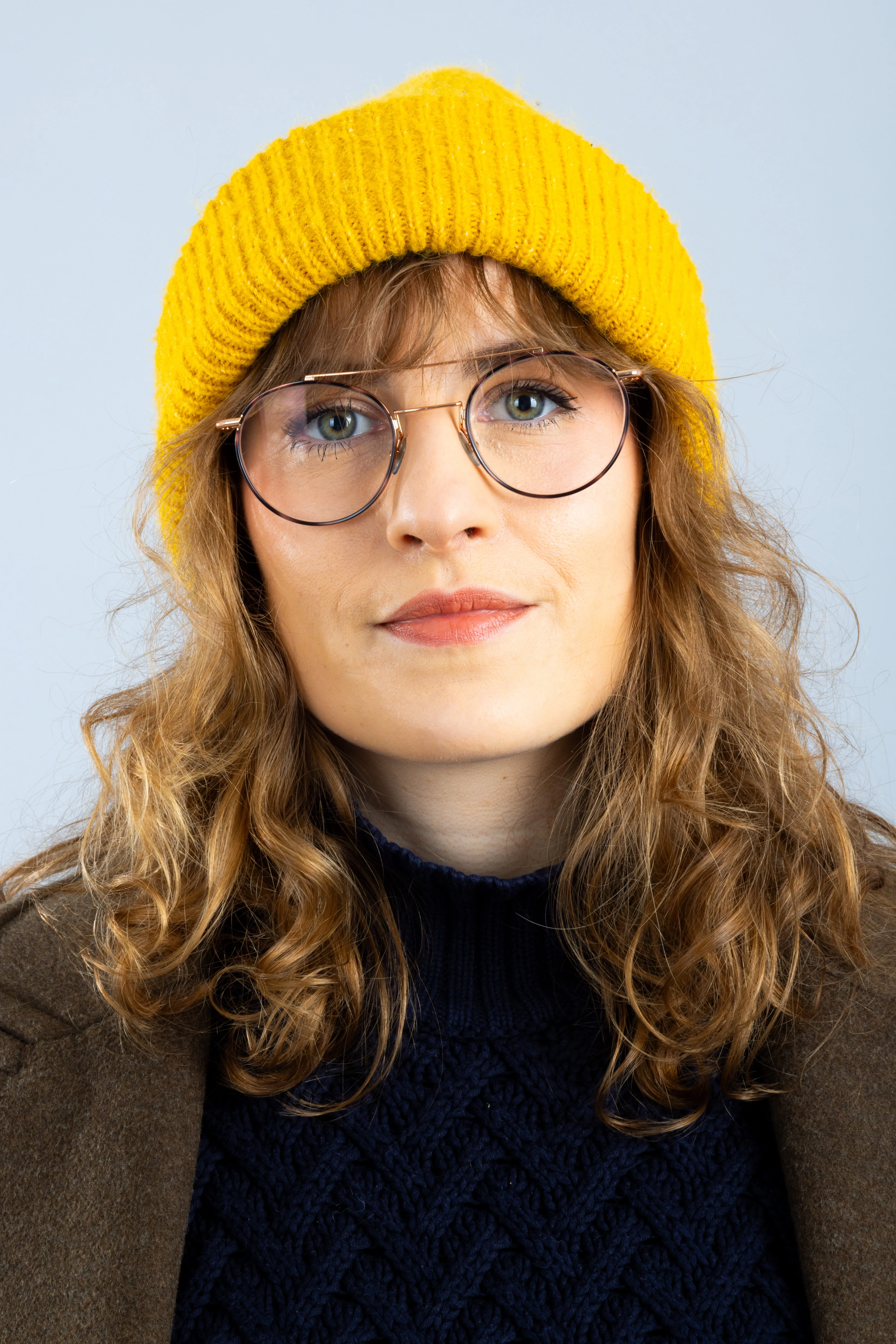 Portrait de Sam Taylord, autrice, portant un bonnet jaune.