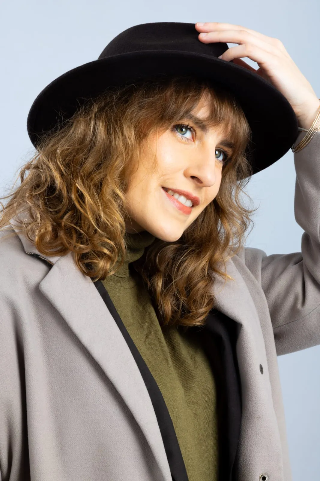 Portrait de Sam Taylord portant un chapeau sombre.