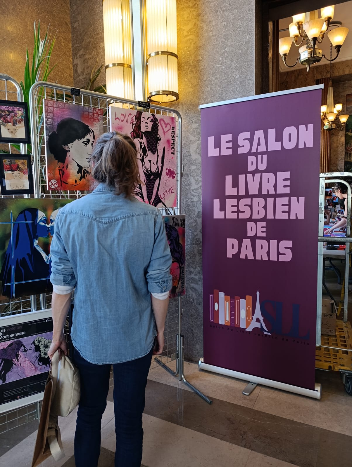 Stand et bannière du Salon du livre lesbien à Paris